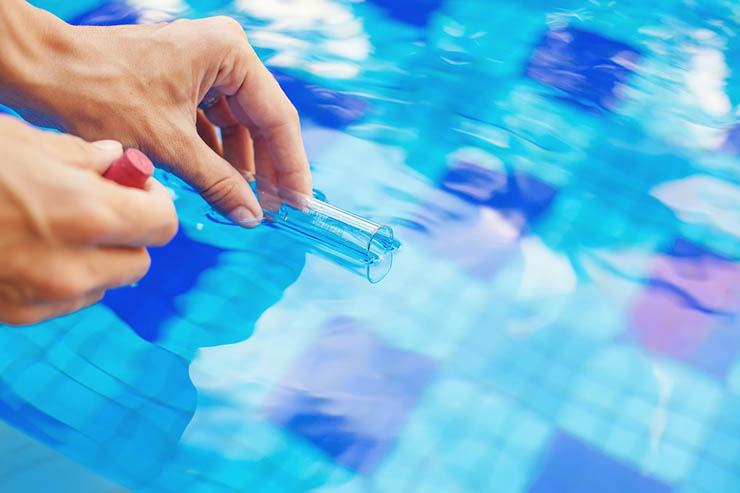 Регулярность очистки и анализа воды в бассейне